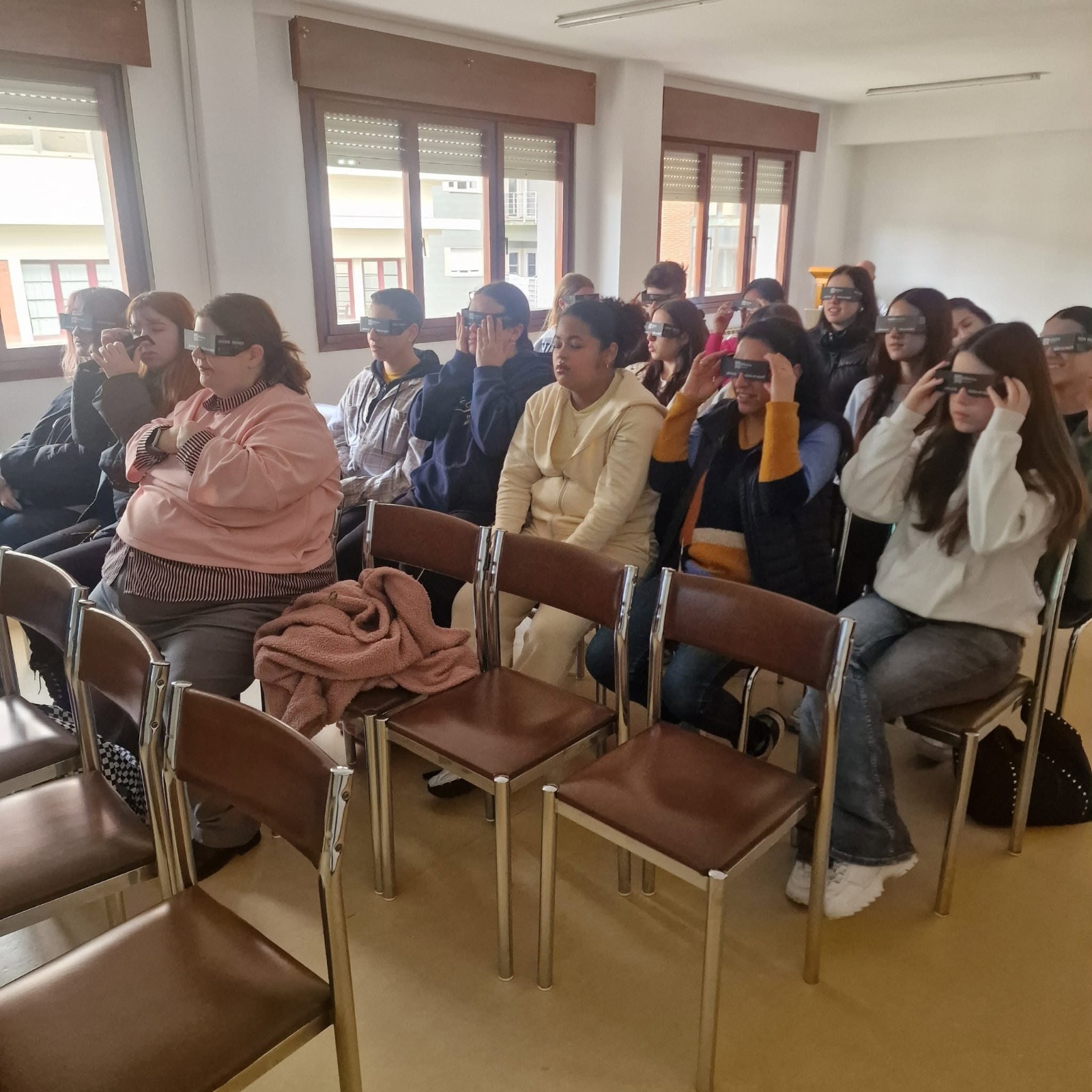Un grupo de alumnos prueban nuestras gafas de visión de túnel en el aula durante uno de nuestros talleres formativos.